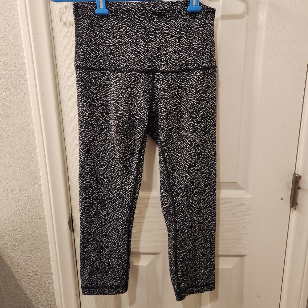 Lululemon High Times crop Pant Luon Suited Jacquard Black White- Size 6